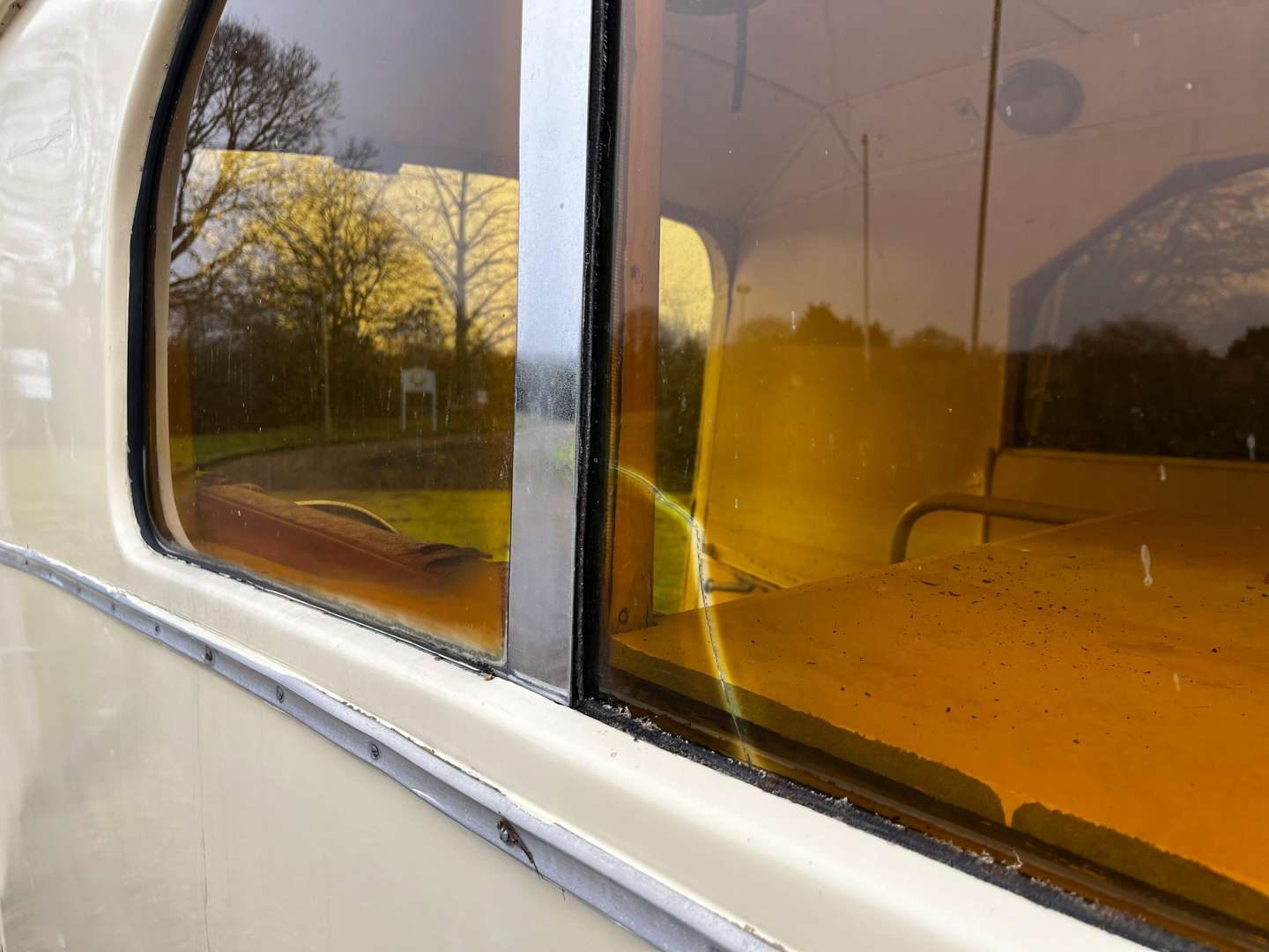 <p>1956 MORRIS LC5 AMBULANCE</p>