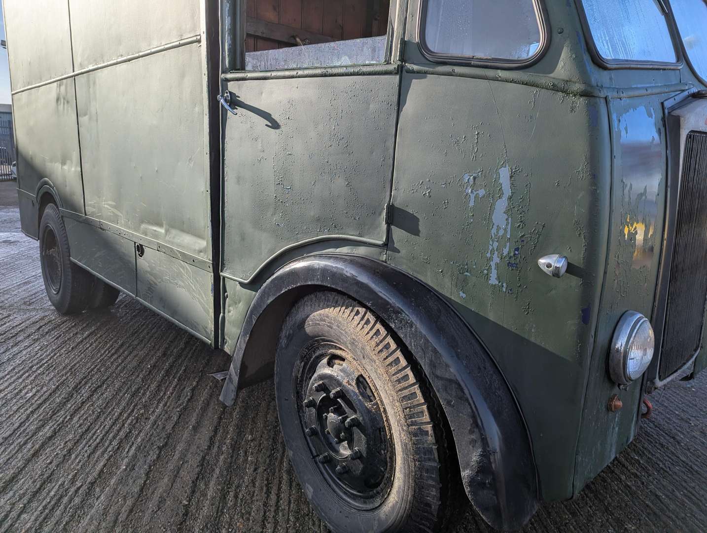 <p>1955 ALBION CLAYMORE</p>