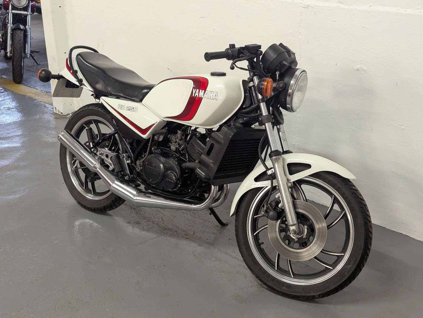 <p>1980 YAMAHA RD250</p>
