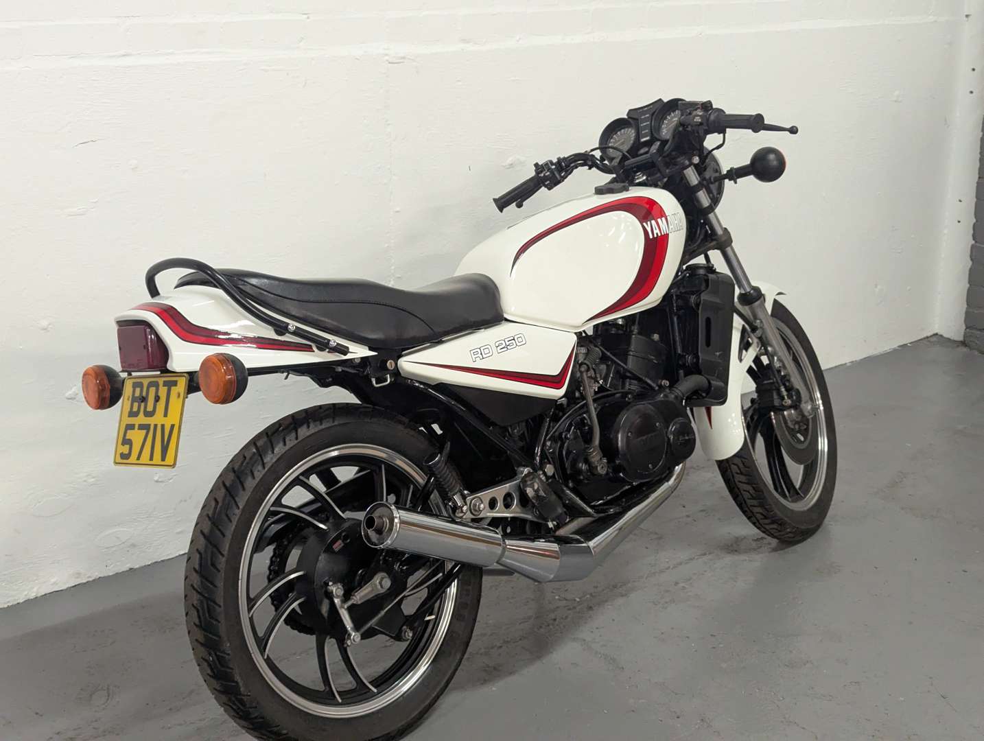 <p>1980 YAMAHA RD250</p>