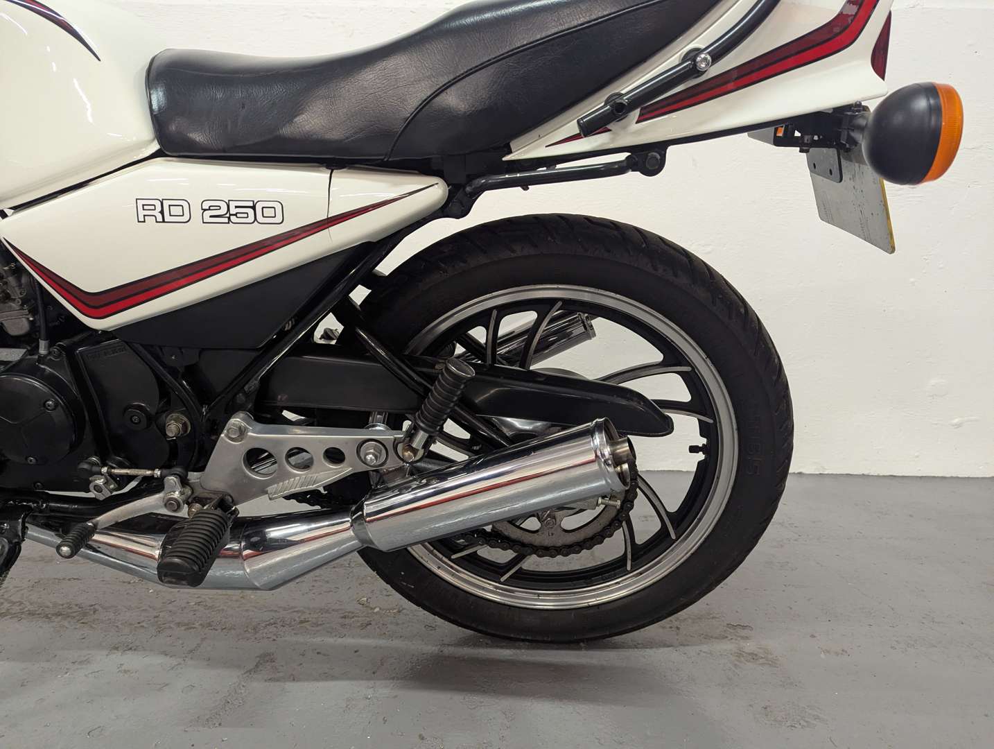 <p>1980 YAMAHA RD250</p>