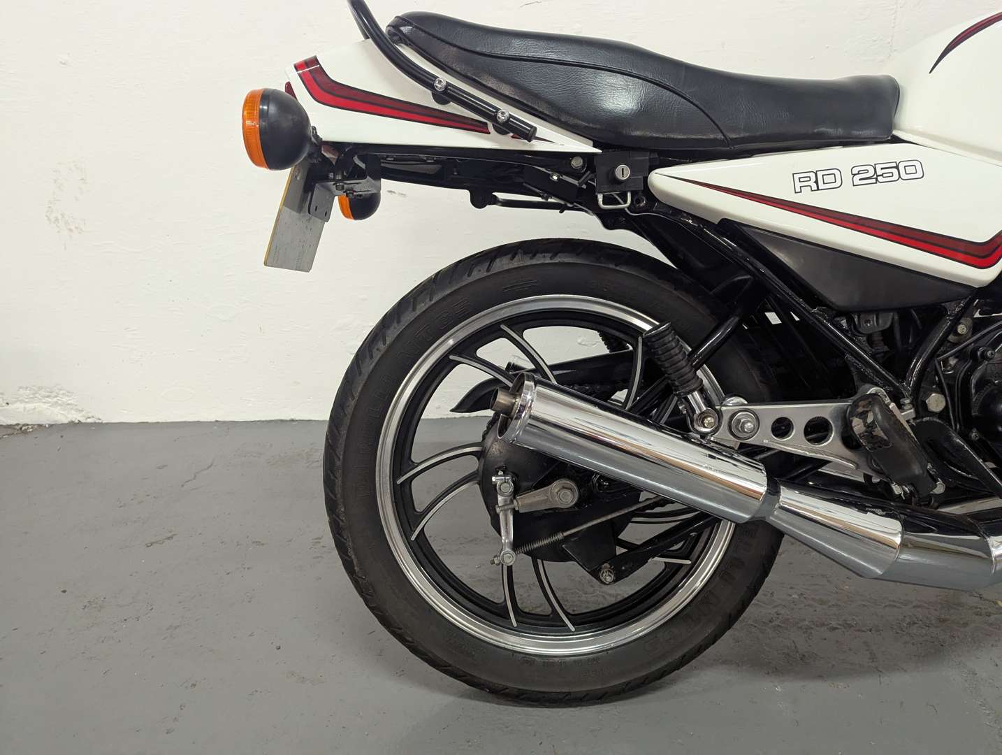 <p>1980 YAMAHA RD250</p>