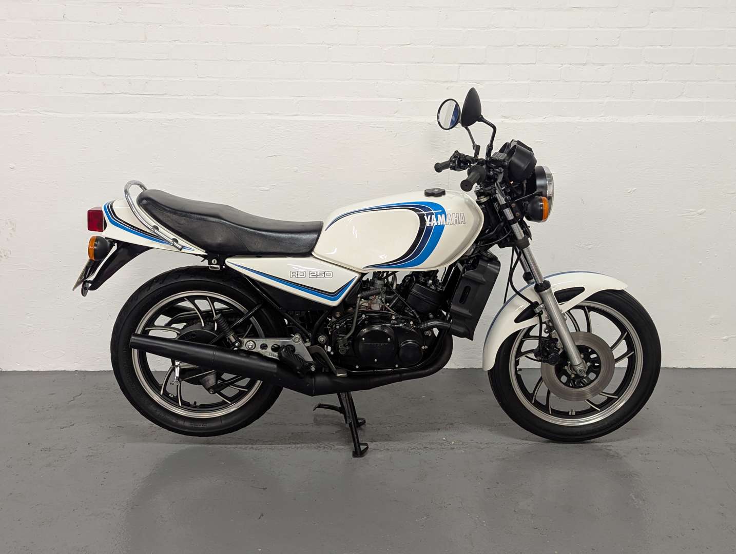 <p>1981 YAMAHA RD250</p>