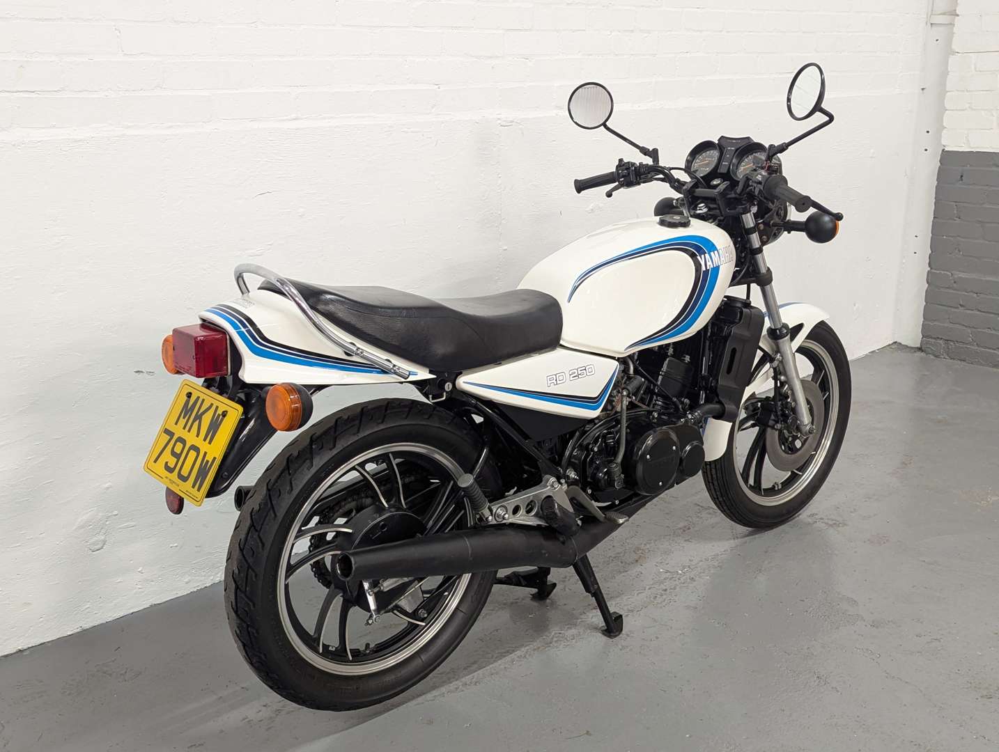 <p>1981 YAMAHA RD250</p>