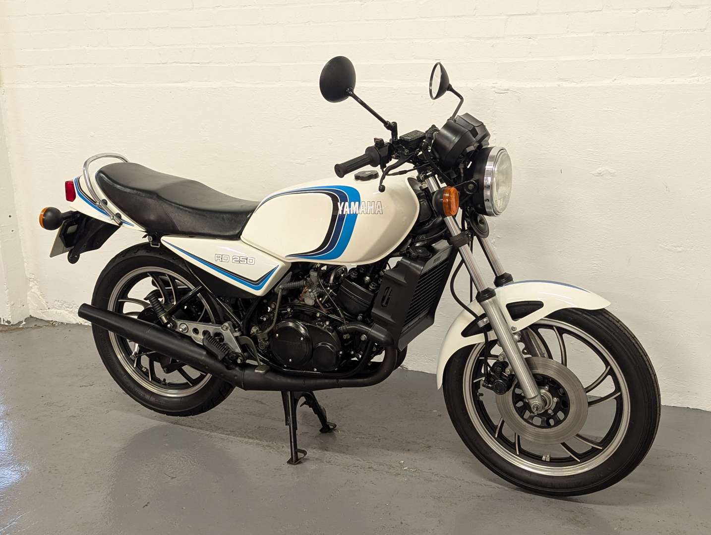 <p>1981 YAMAHA RD250</p>