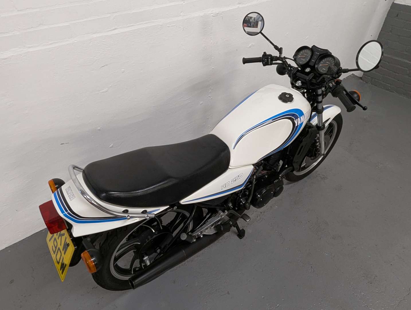 <p>1981 YAMAHA RD250</p>