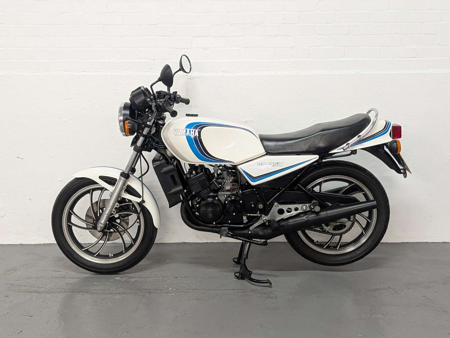 <p>1981 YAMAHA RD250</p>
