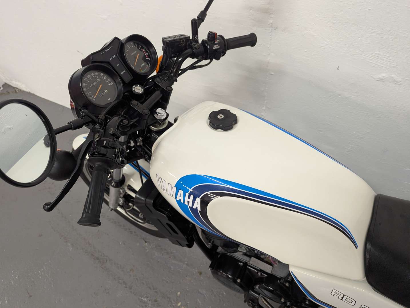 <p>1981 YAMAHA RD250</p>