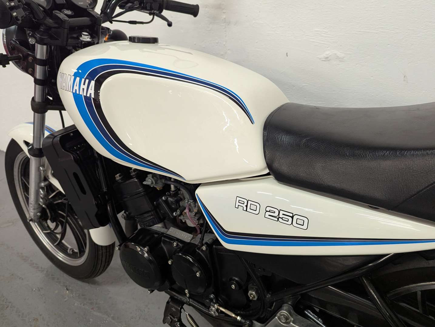 <p>1981 YAMAHA RD250</p>