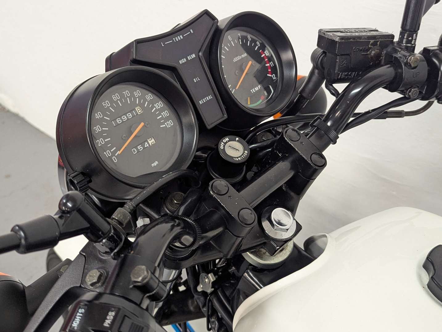 <p>1981 YAMAHA RD250</p>