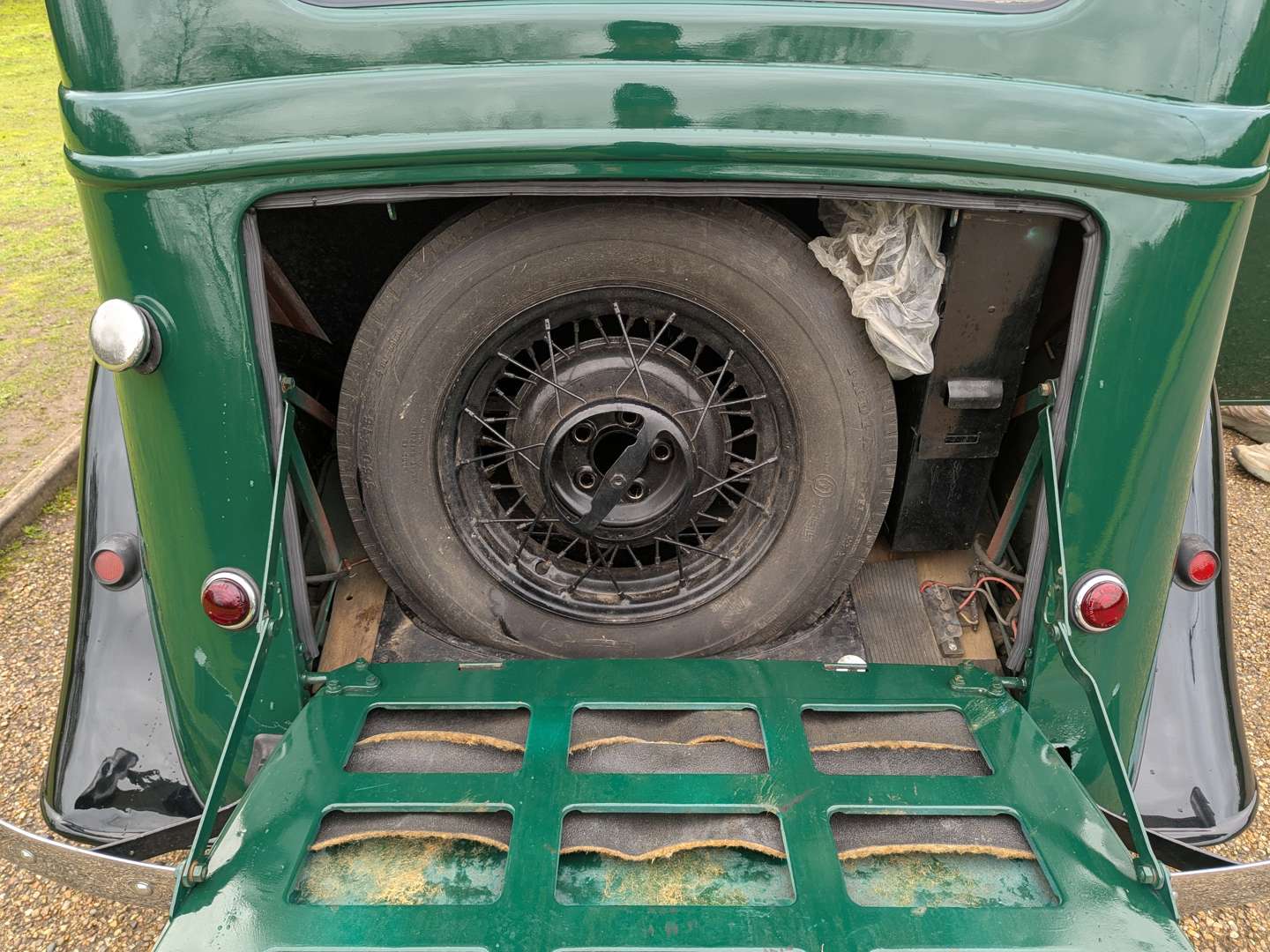 <p>1935 VAUXHALL 12DY</p>