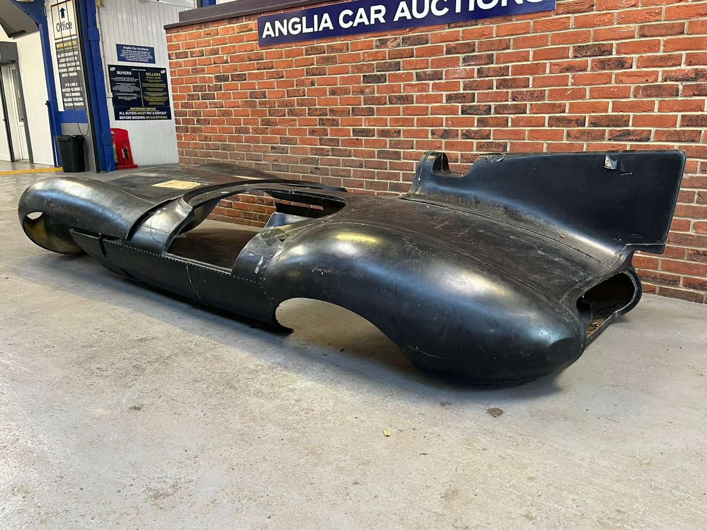 <p>TRIBUTE AUTOMOTIVE ‘D’ TYPE BODY SHELL REPLICA</p>