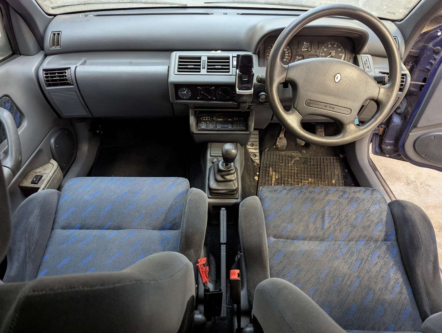 <p>1996 RENAULT CLIO RSI</p>