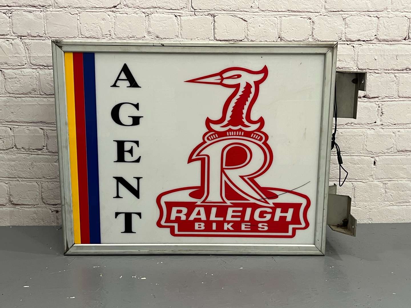 <p>Raleigh Bike Agent Wall Hanging Illuminated Sign</p>