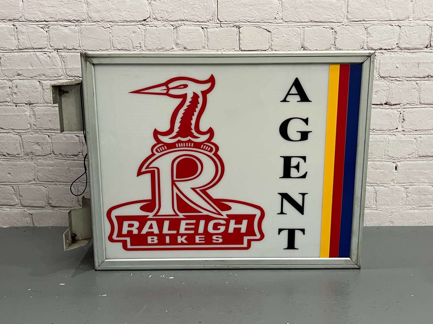 <p>Raleigh Bike Agent Wall Hanging Illuminated Sign</p>