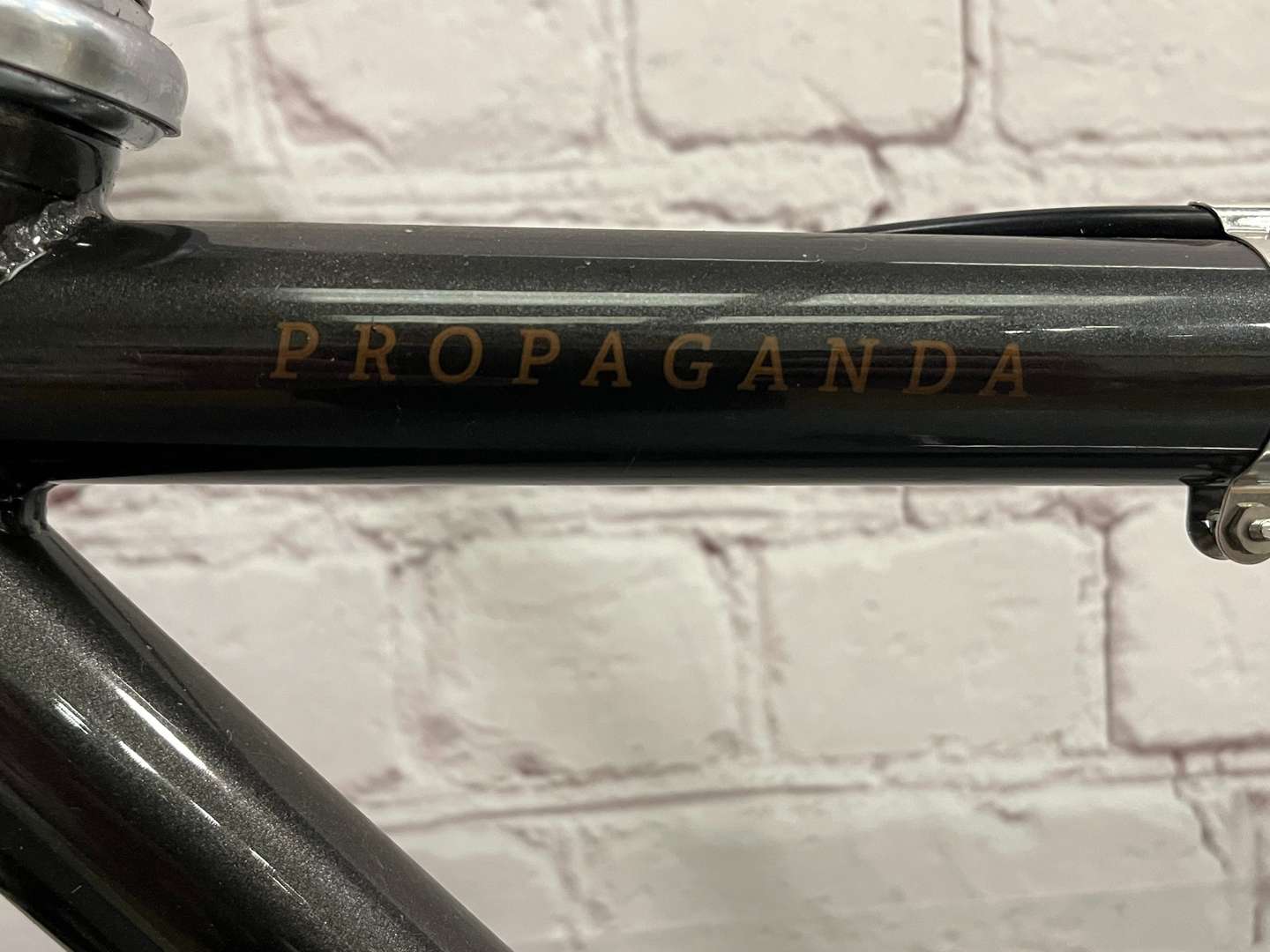 <p>Raleigh “Propaganda” Single Speed Hybrid Bike</p>