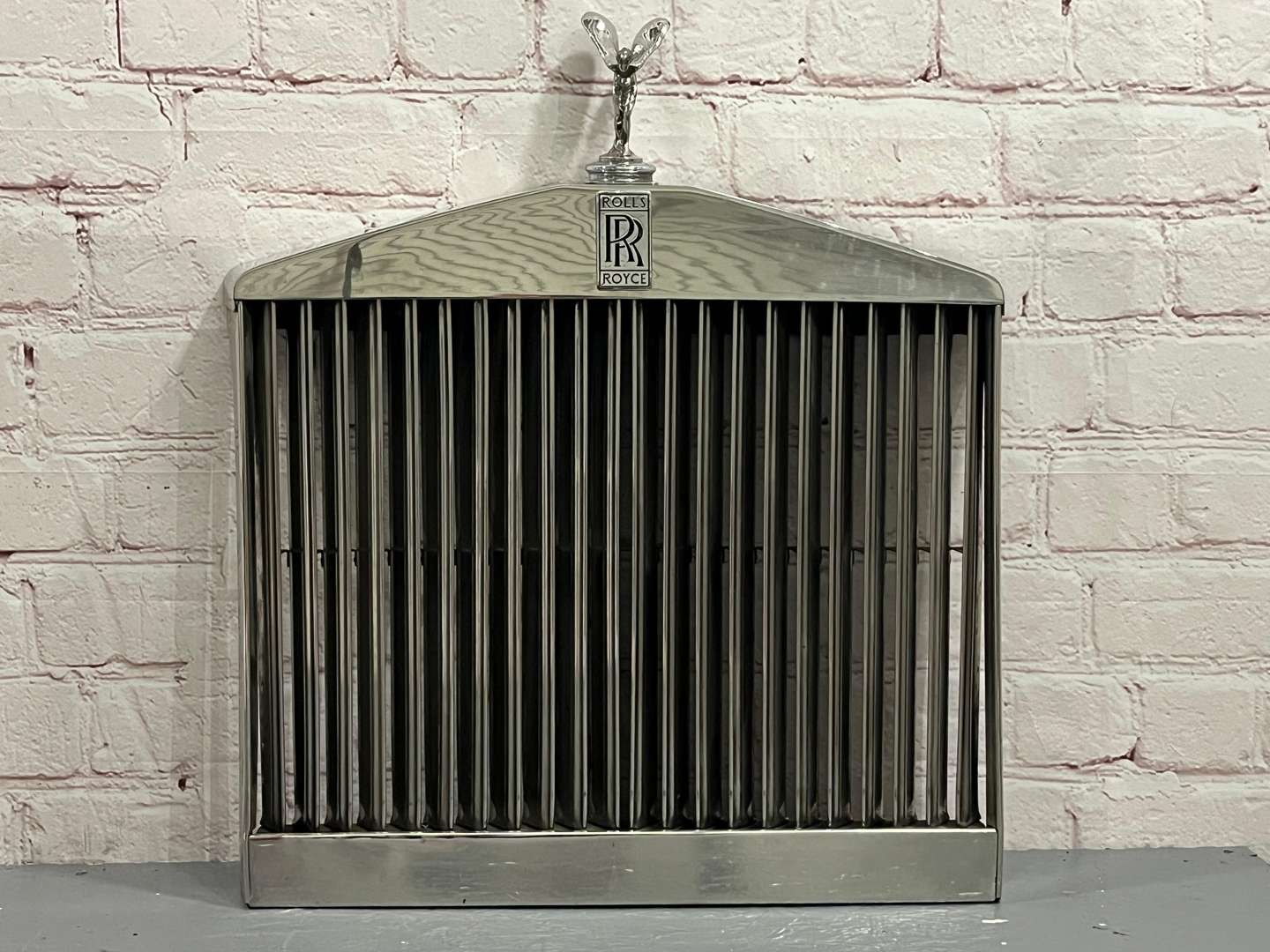 <p>Rolls Royce, Silver Shadow, chrome grille and mascot</p>