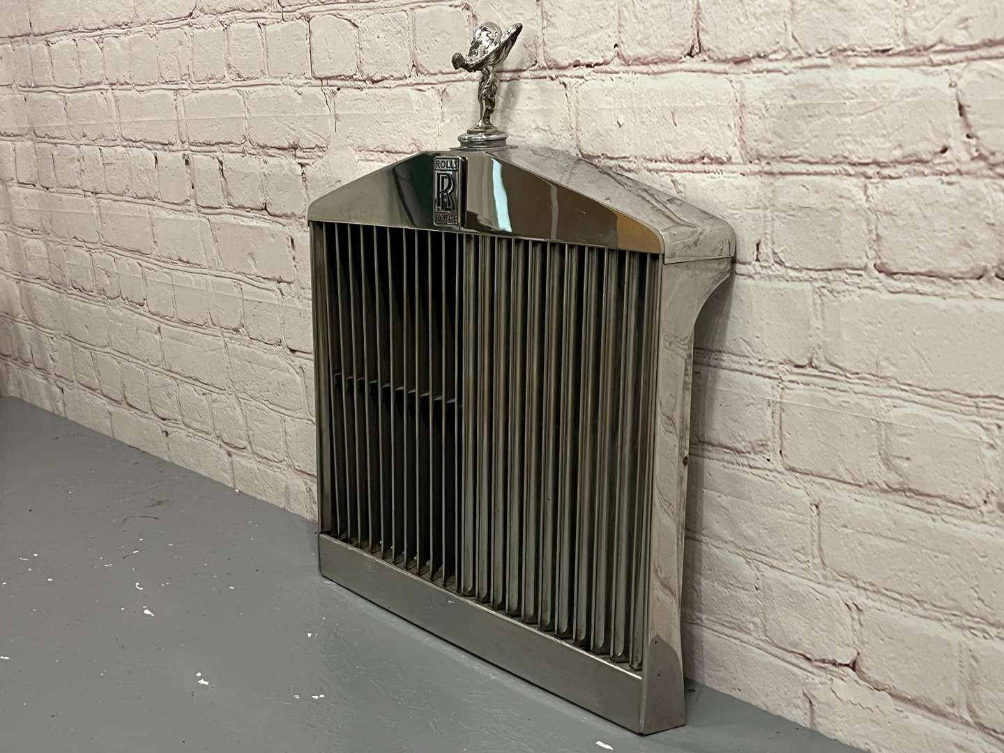 <p>Rolls Royce, Silver Shadow, chrome grille and mascot</p>