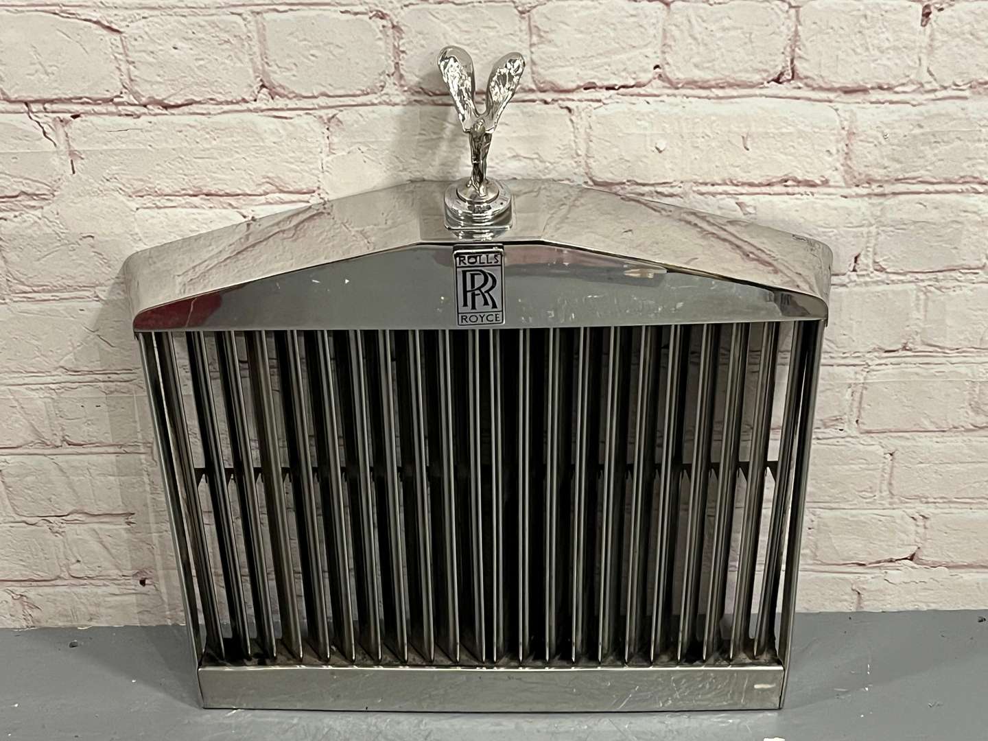 <p>Rolls Royce, Silver Shadow, chrome grille and mascot</p>