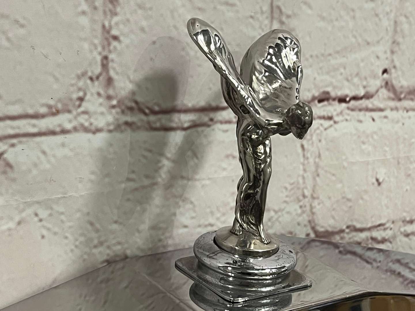 <p>Rolls Royce, Silver Shadow, chrome grille and mascot</p>