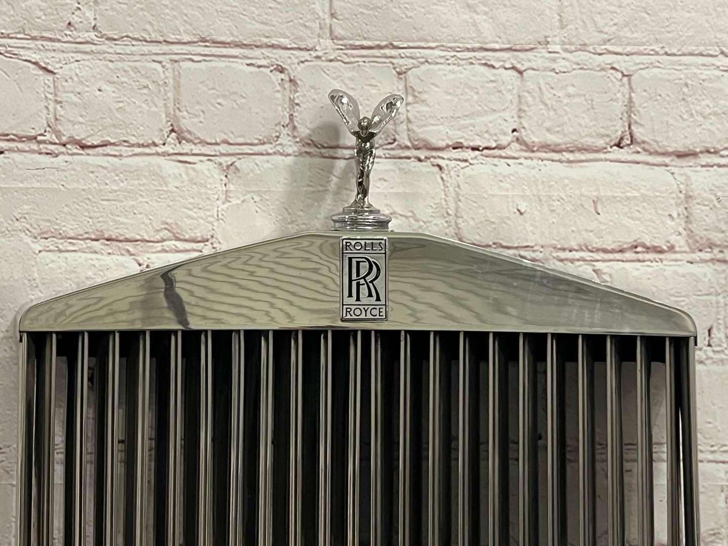 <p>Rolls Royce, Silver Shadow, chrome grille and mascot</p>