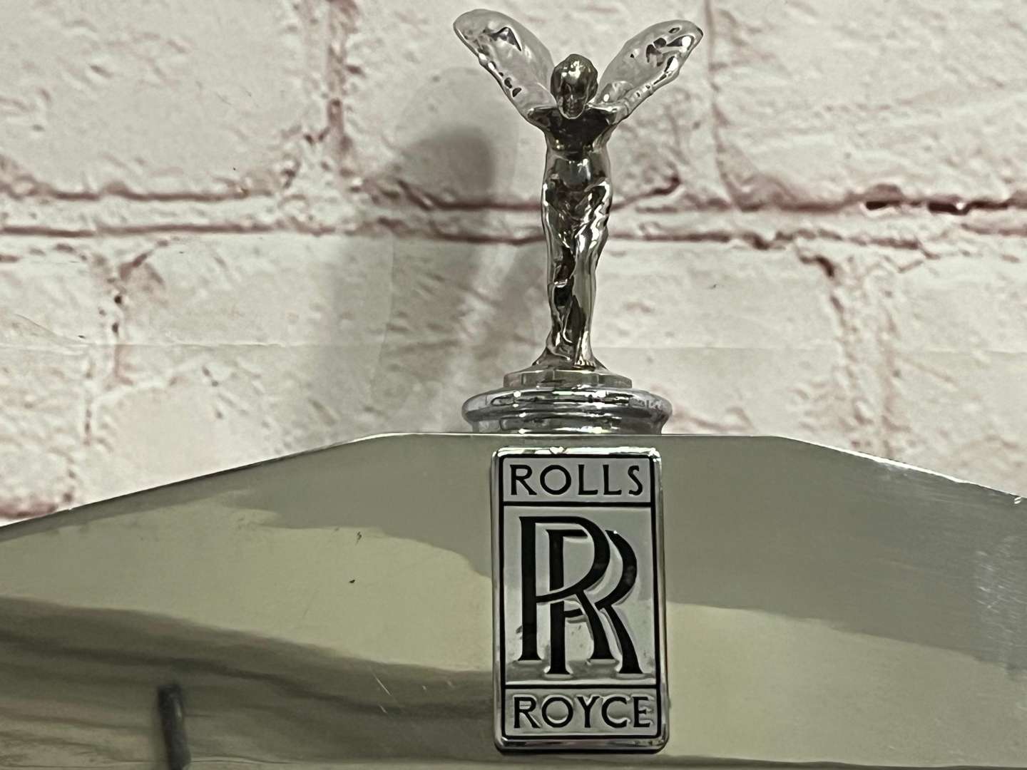 <p>Rolls Royce, Silver Shadow, chrome grille and mascot</p>