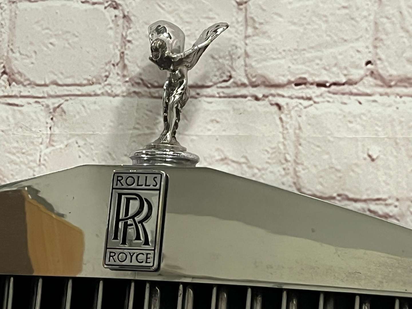 <p>Rolls Royce, Silver Shadow, chrome grille and mascot</p>