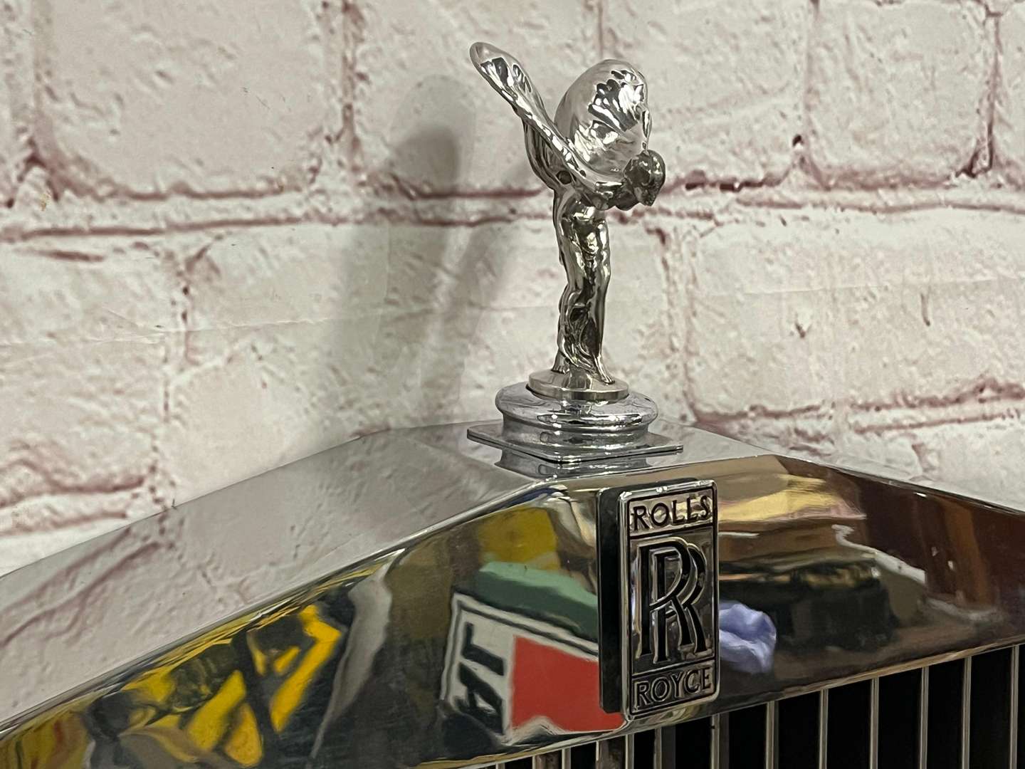<p>Rolls Royce, Silver Shadow, chrome grille and mascot</p>