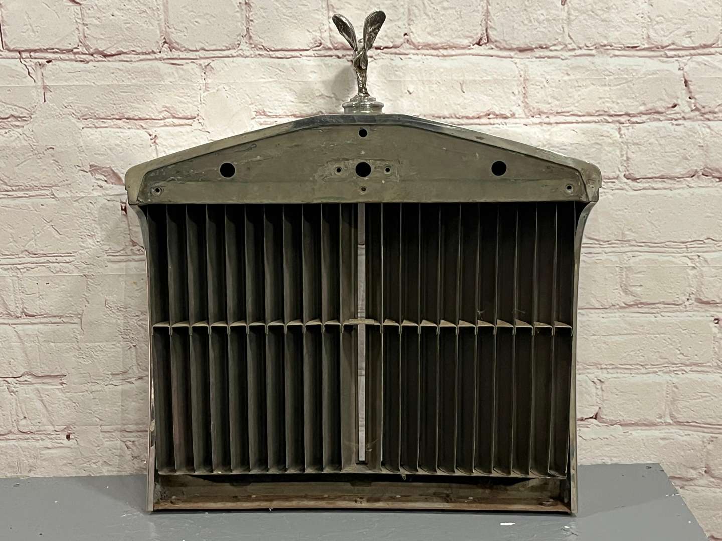 <p>Rolls Royce, Silver Shadow, chrome grille and mascot</p>