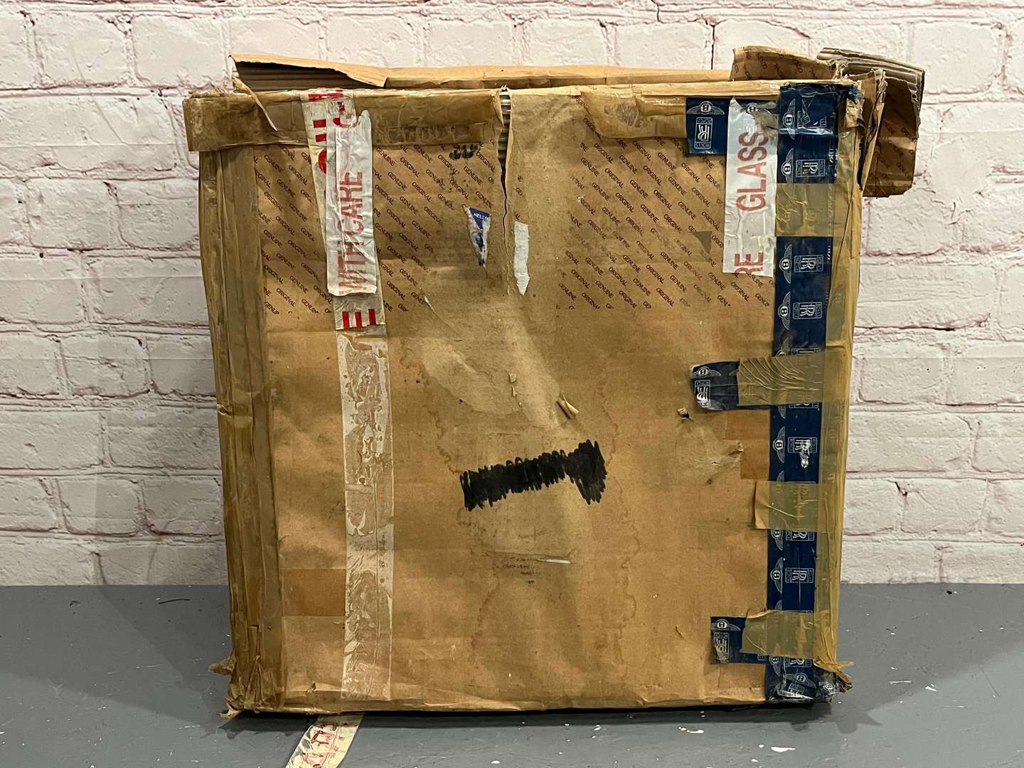 <p>Rolls Royce, Silver Shadow, chrome grille and mascot</p>