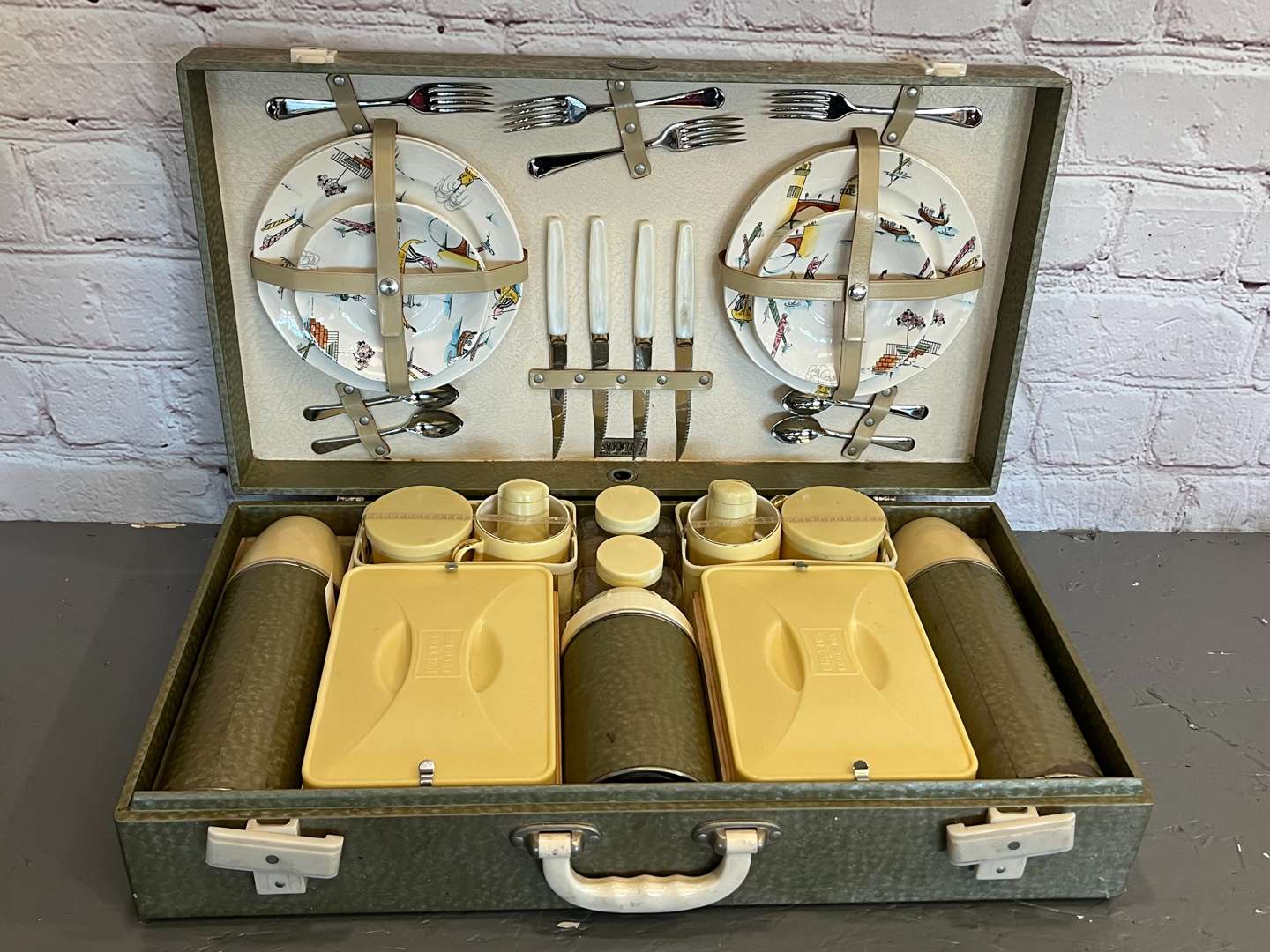 <p>Cased Four Person Brexton Picnic Hamper</p>