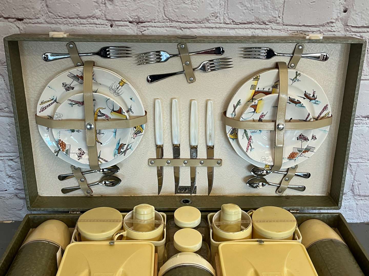 <p>Cased Four Person Brexton Picnic Hamper</p>