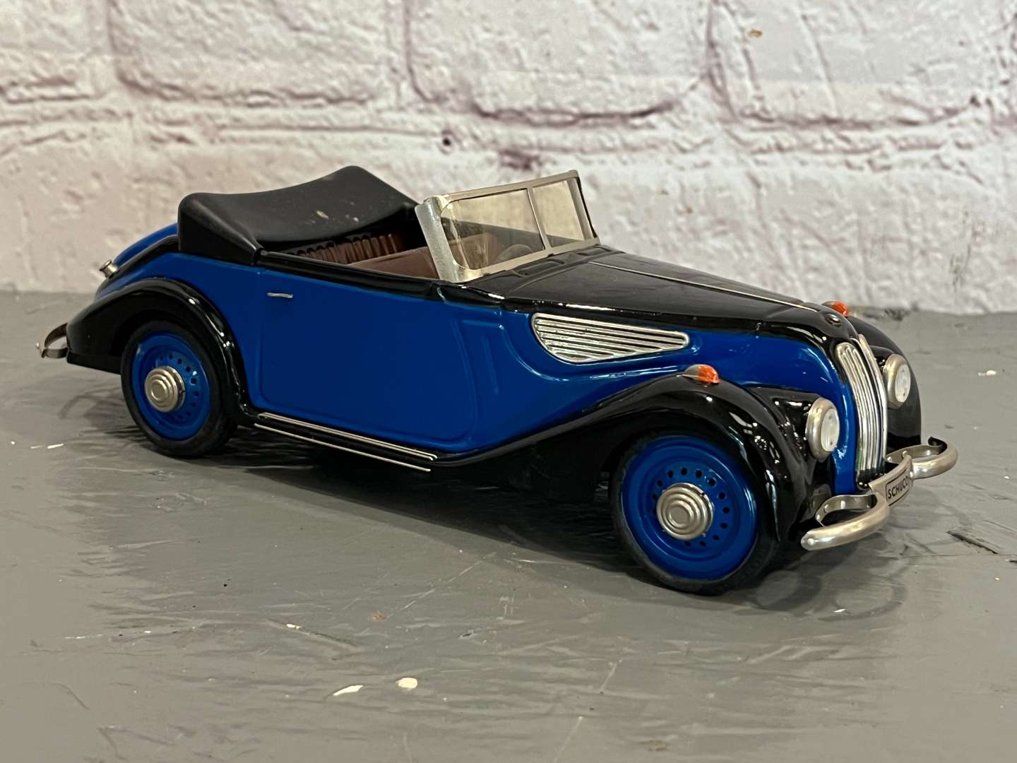 <p>Schuco BMW 327 Clockwork Tin Plate Car and Key&nbsp;</p>