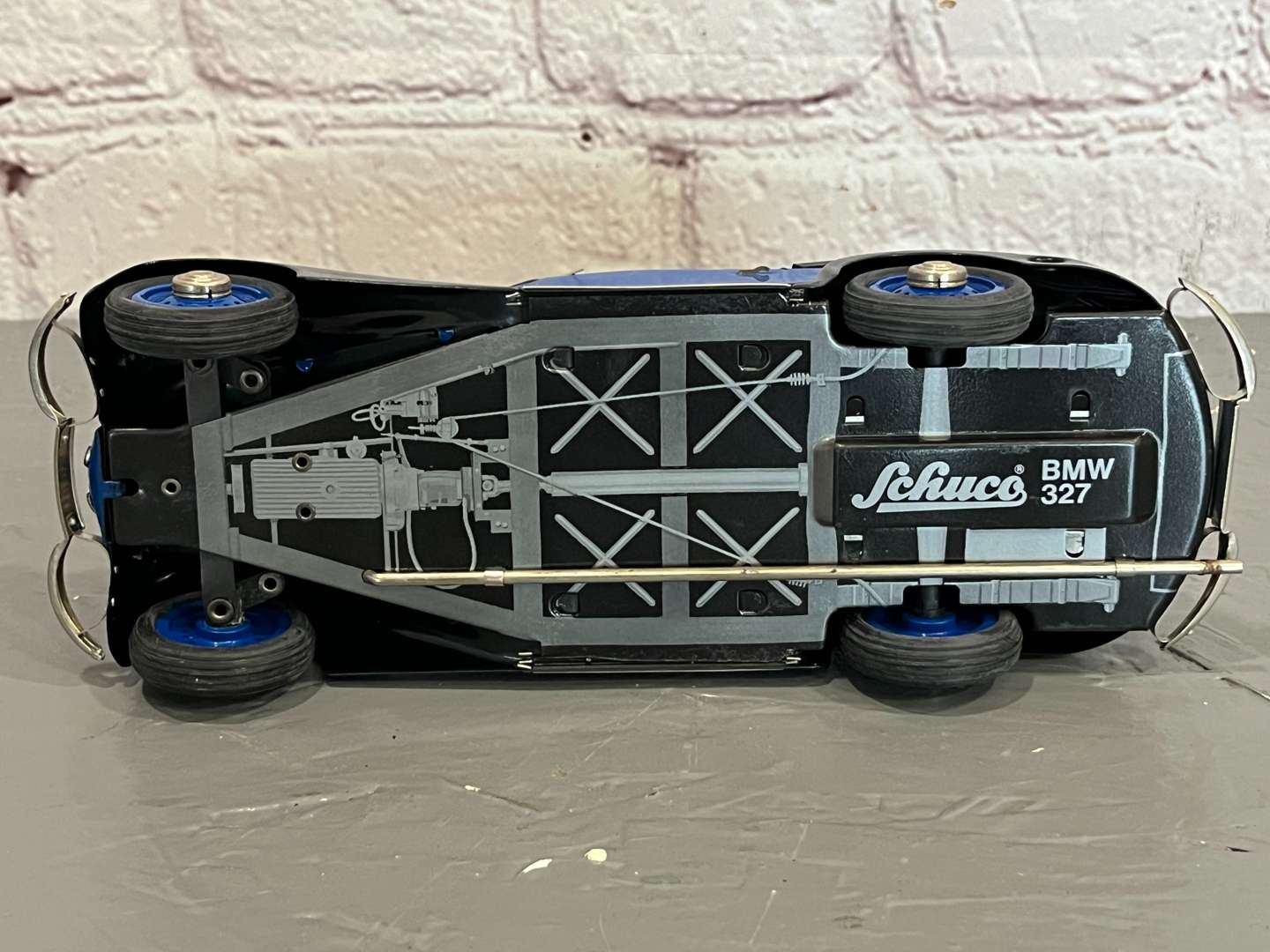 <p>Schuco BMW 327 Clockwork Tin Plate Car and Key&nbsp;</p>