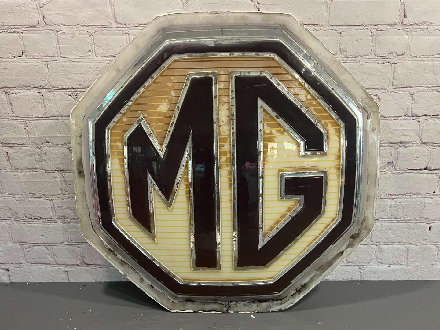 <p>MG Dealership Emblem Sign&nbsp;</p>