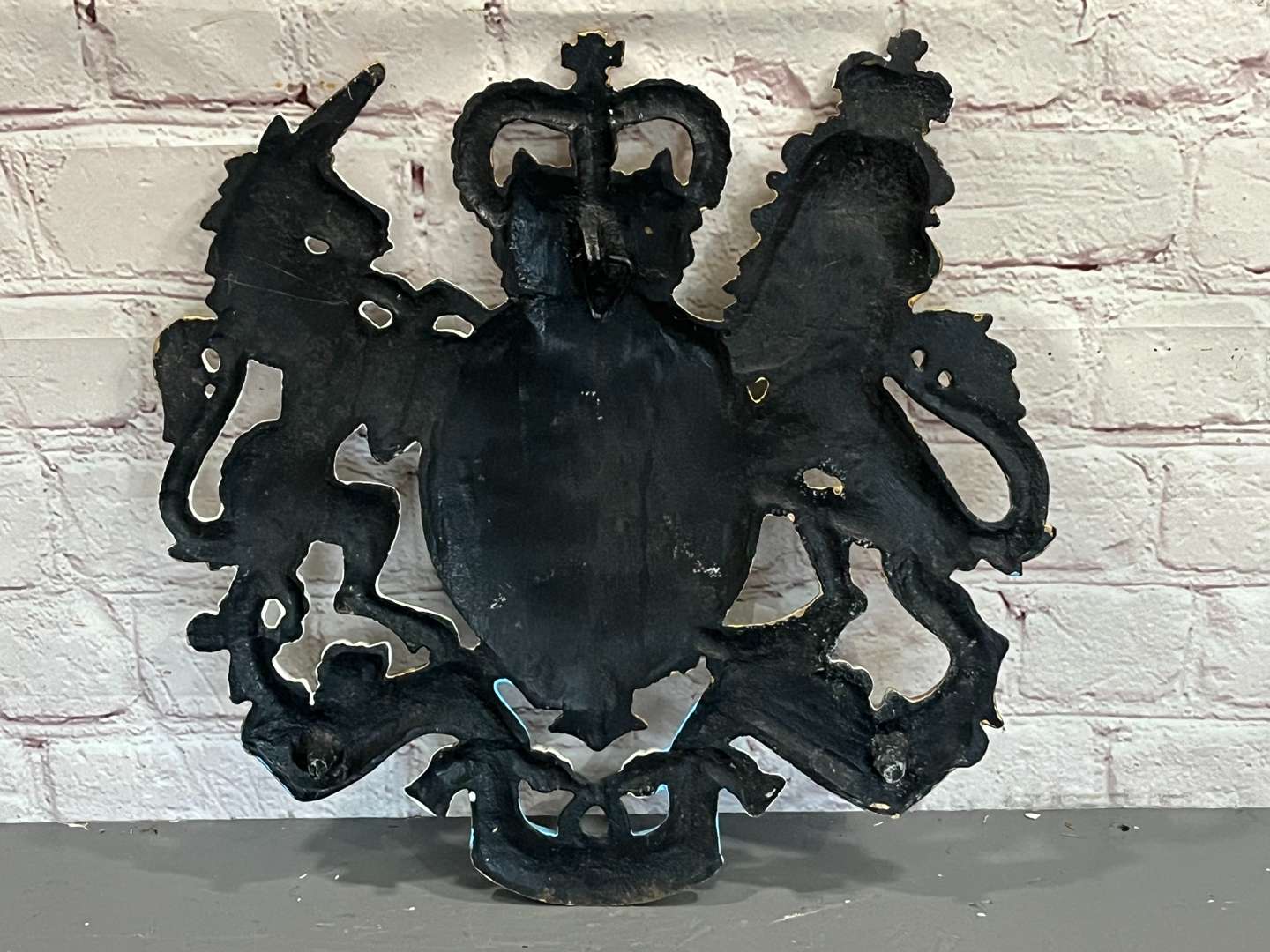 <p>Cast Aluminium Royal Coat Of Arms&nbsp;</p>
