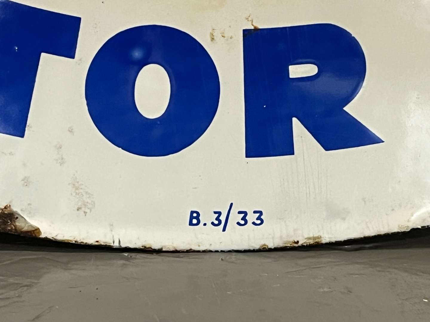 <p>Essolube Motor Oil Enamel Circular Sign</p>