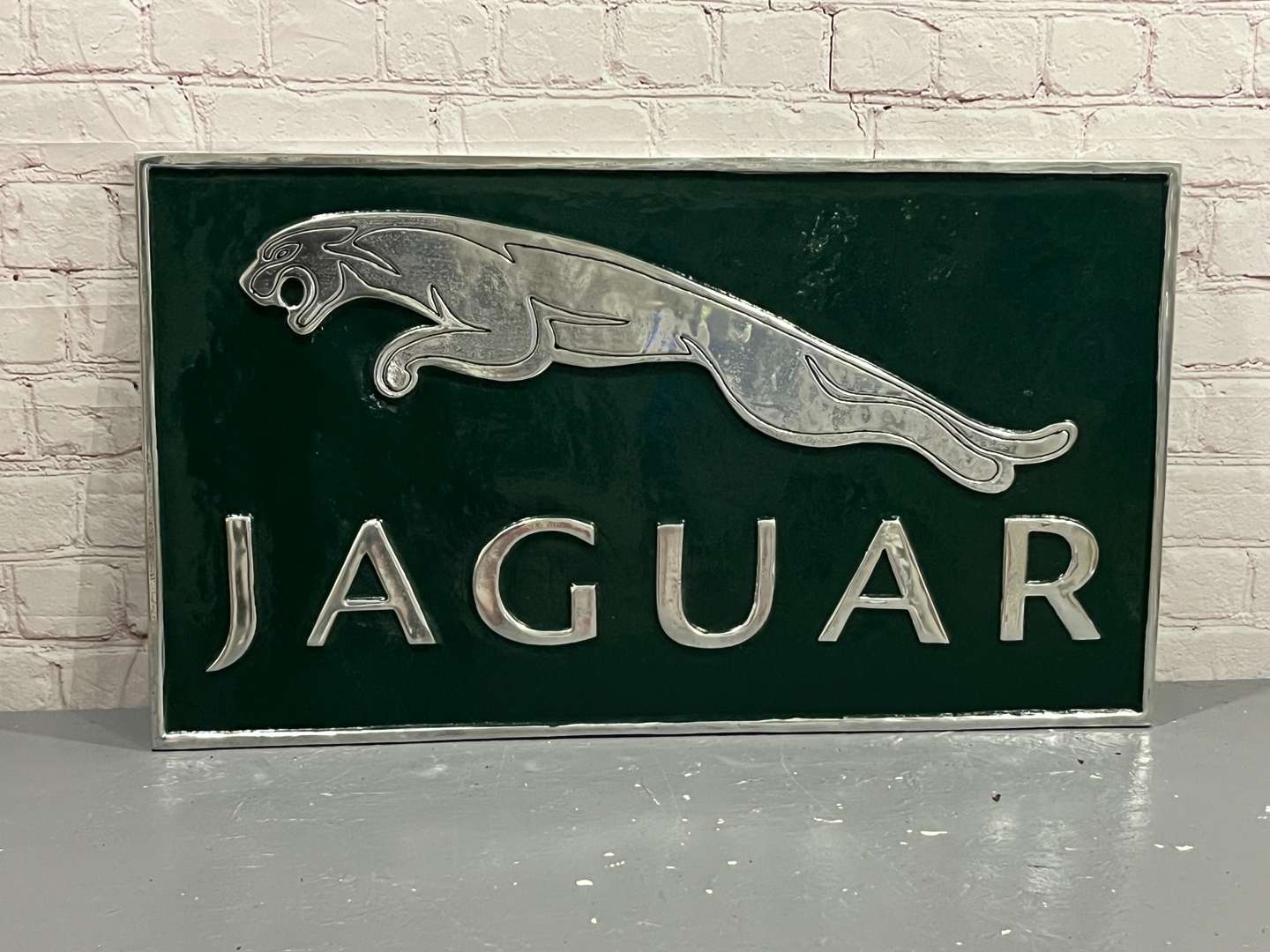 <p>Large Jaguar Cast Aluminium Sign</p>