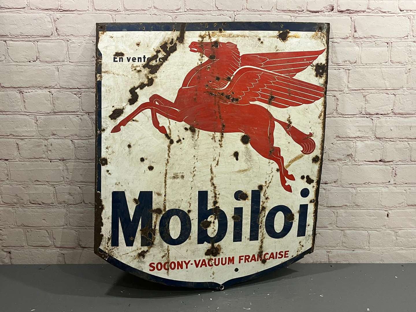 <p>Mobiloil Pegasus Shield Enamel Sign</p>