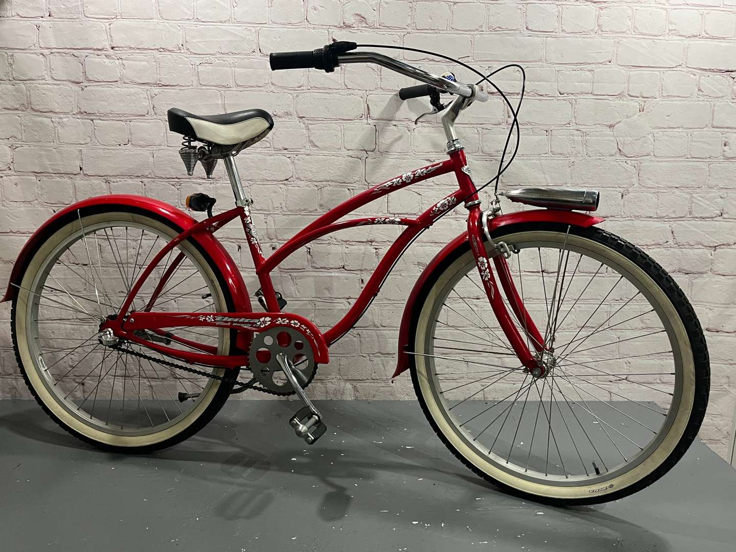 <p>Electra Hawaii Classic Bicycle</p>