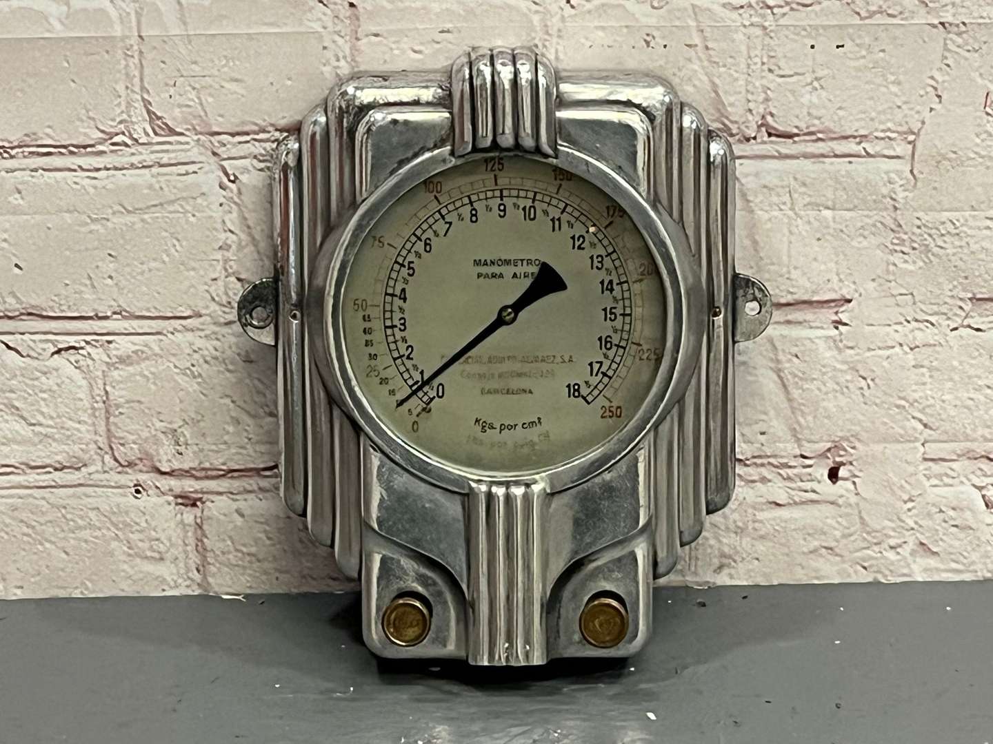 <p>Manometro 1920's Barcelona Made Air Pressure Gauge</p>