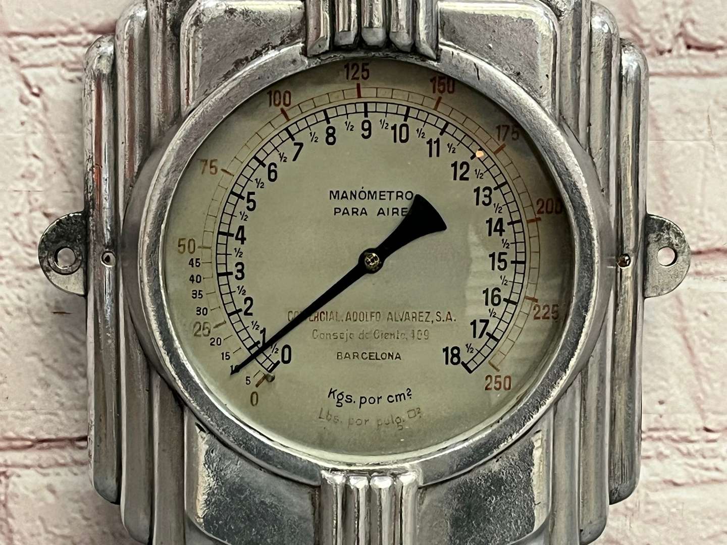 <p>Manometro 1920's Barcelona Made Air Pressure Gauge</p>