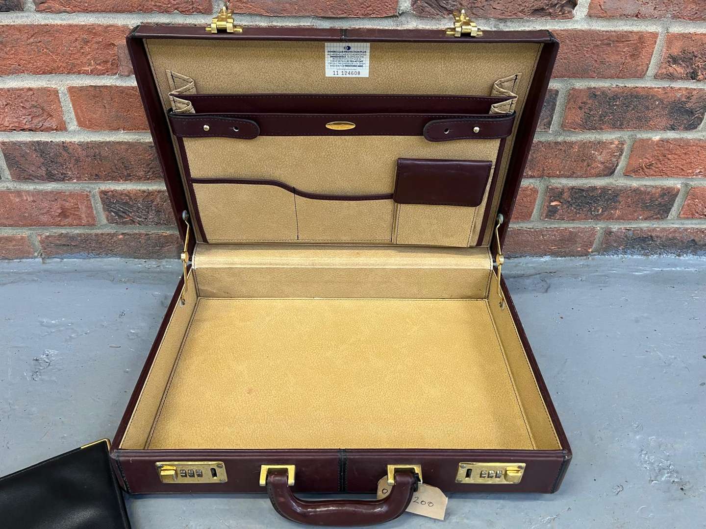 <p>Lotus Leather Briefcase</p>