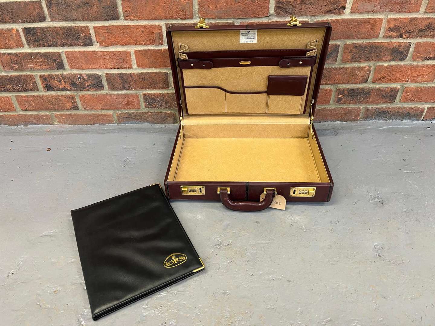 <p>Lotus Leather Briefcase</p>
