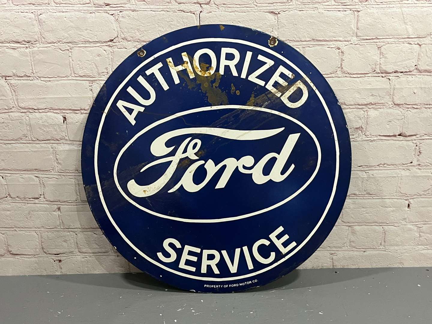 <p>Ford Authorized Service Circular Enamel Sign</p>