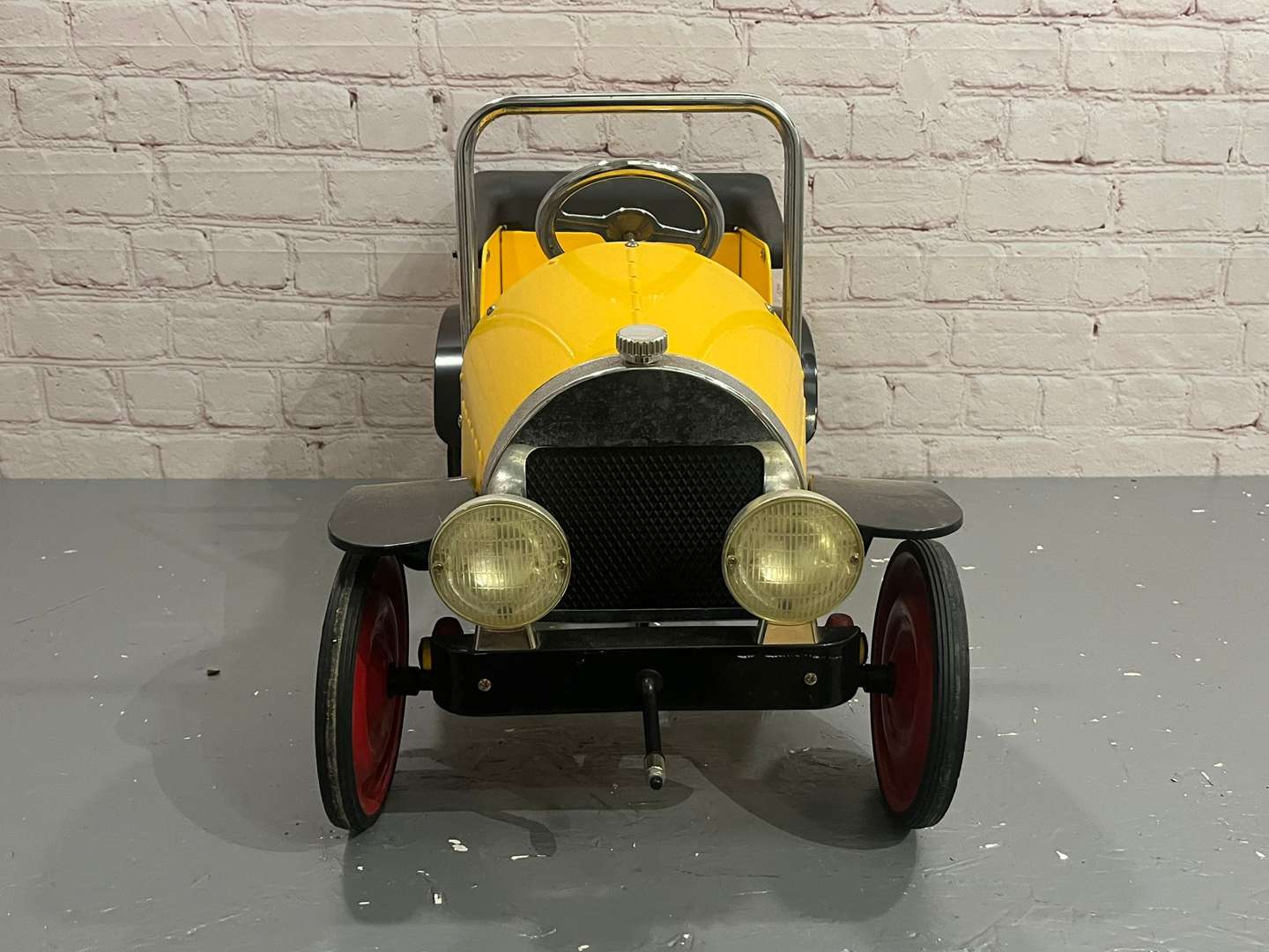 <p>Brum Tin Plate Childs Pedal Car</p>