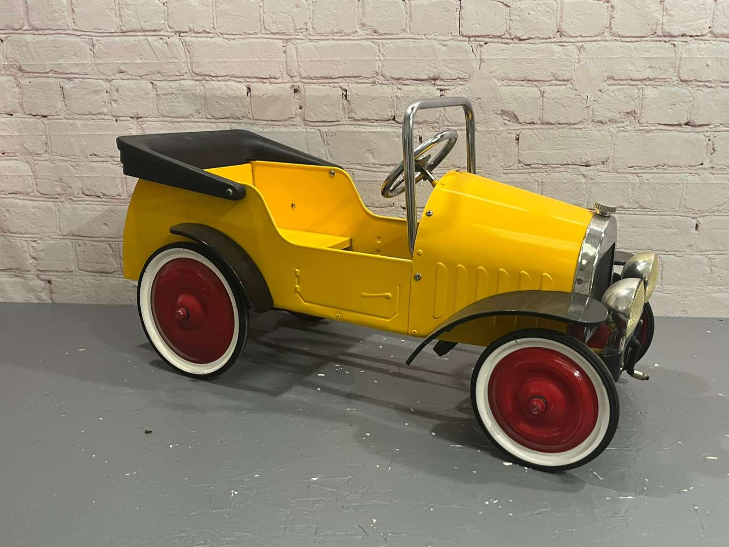 <p>Brum Tin Plate Childs Pedal Car</p>