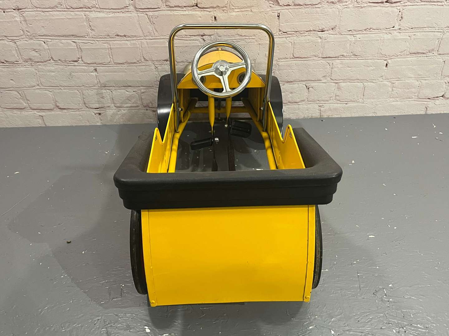 <p>Brum Tin Plate Childs Pedal Car</p>
