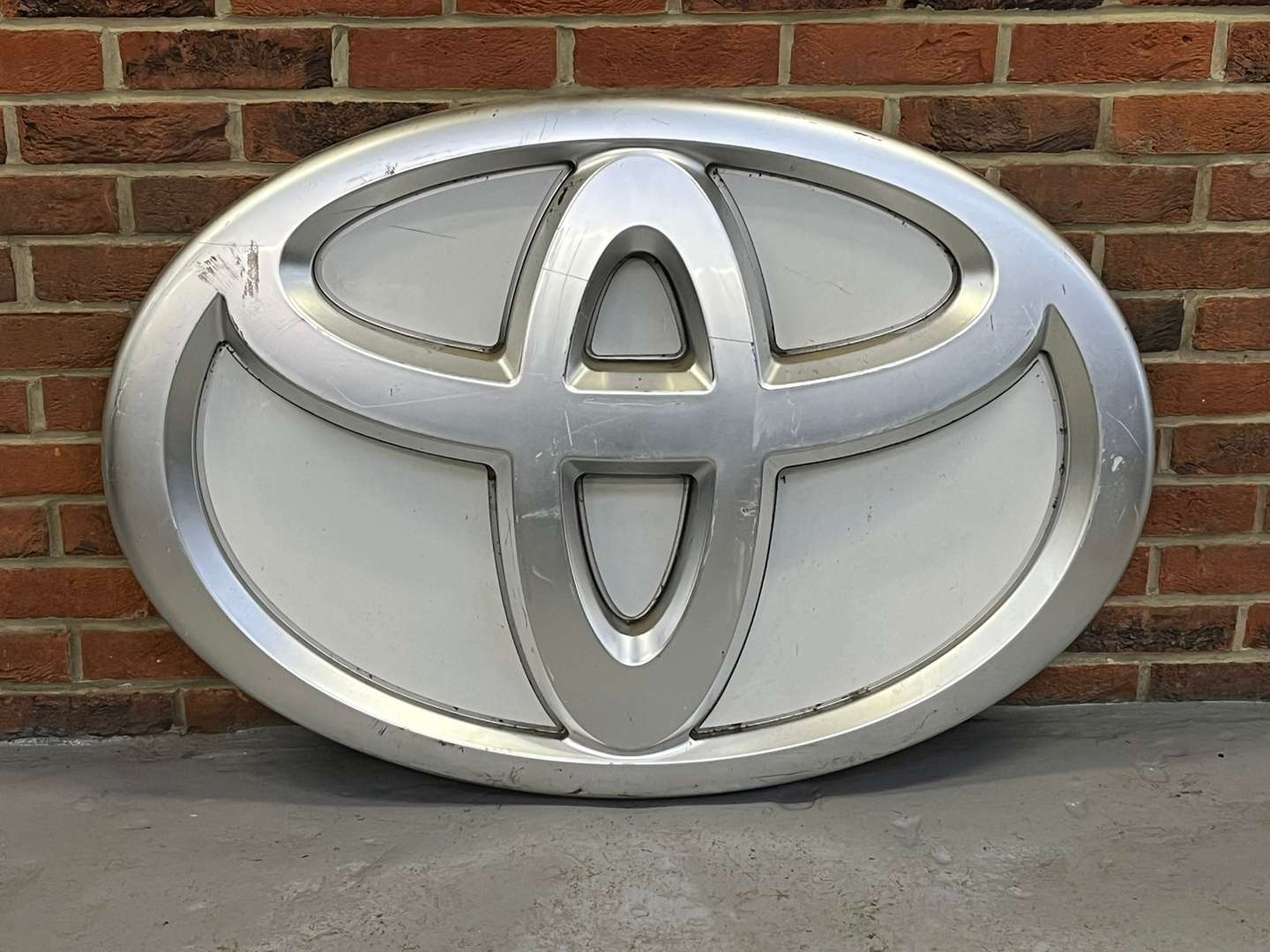 <p>Toyota Emblem Dealership Sign</p>