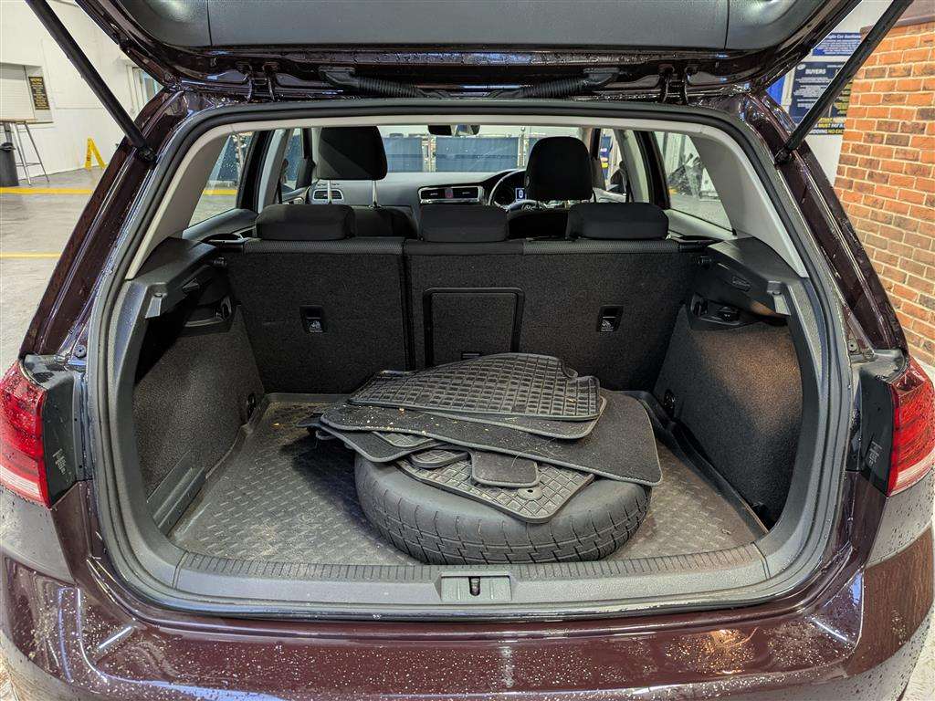 <p>2017 VOLKSWAGEN GOLF SE TDI BMT</p>